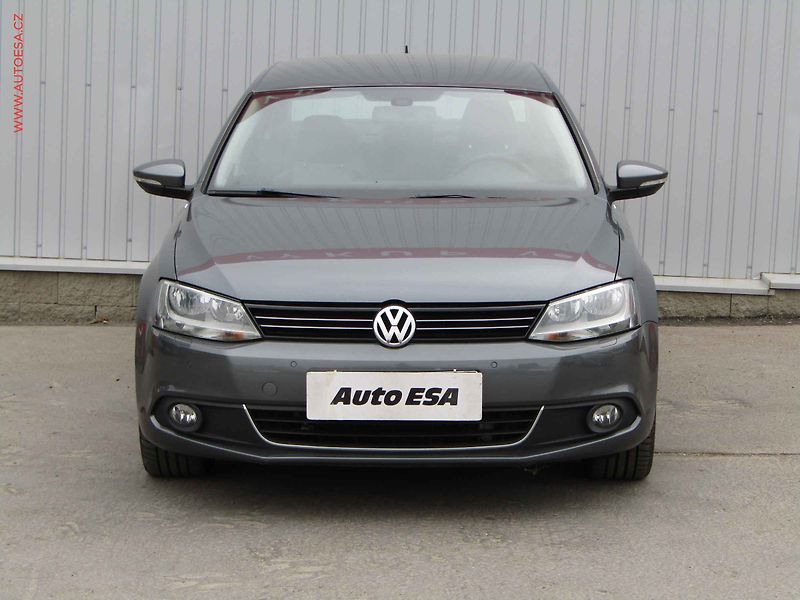 Volkswagen Jetta (2011) 1.6 TDi, ČR, AC, tempo, park - fotka 2 z 19