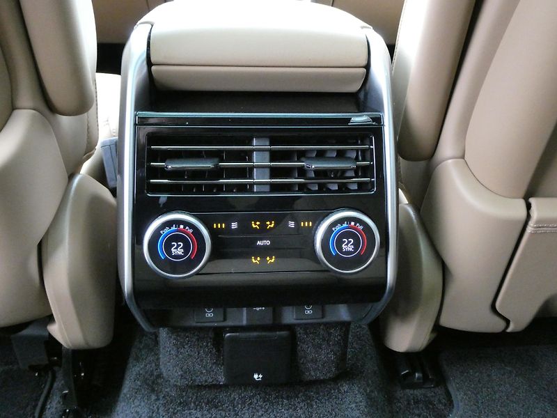 Land Rover Range Rover 4,4 Autobiography P530 - fotka 19 z 44