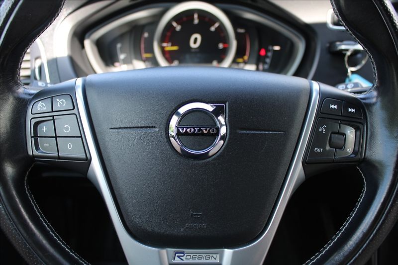 Volvo V40 2,0 D3  R-DESIGN,AUTOMAT - fotka 14 z 36