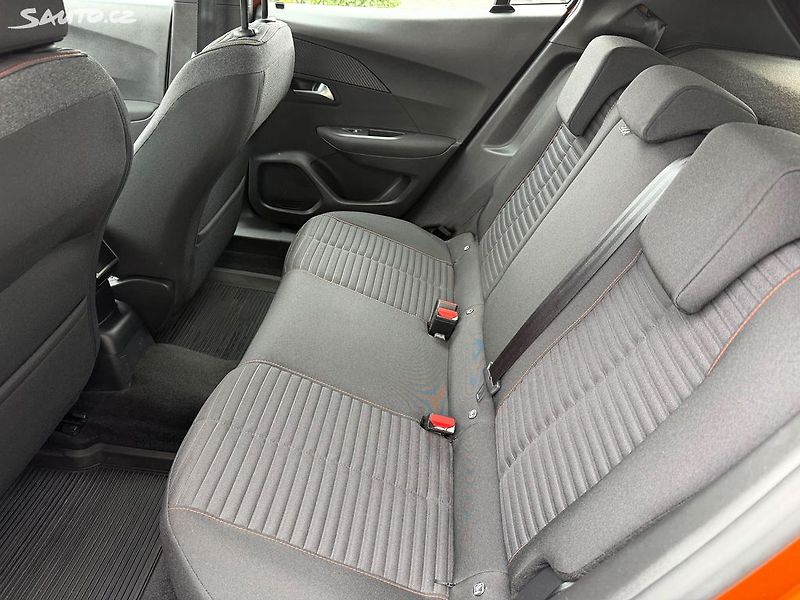 Peugeot 2008 1.2 PureTech 74 kW / tažné - fotka 12 z 21