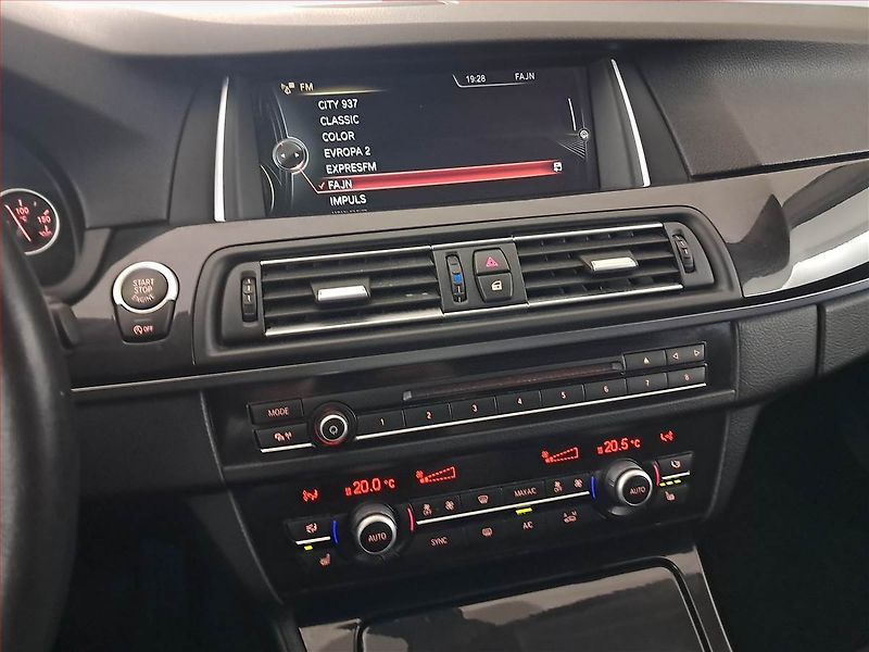 BMW Řada 5 (2014) 525d xDrive, 4X4, Automat - fotka 12 z 24