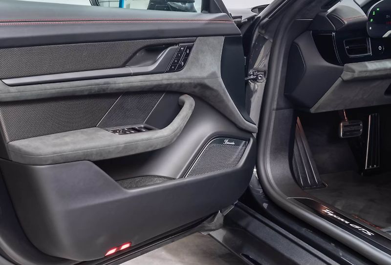 Porsche Taycan GTS Sport Turismo Burm HuD Inn - fotka 11 z 26