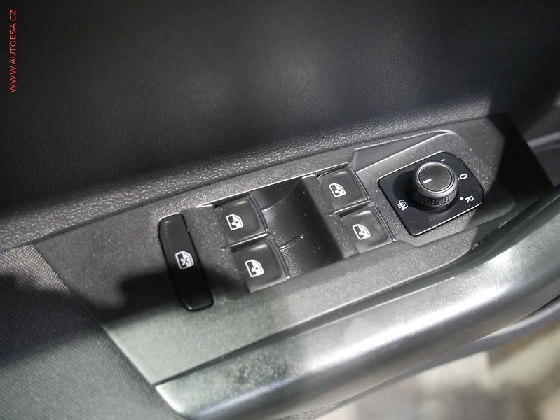 Volkswagen Polo (2019) 1.0 TSI, 2.maj,ČR, AC, temp. - fotka 17 z 17