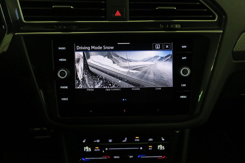 Volkswagen Tiguan (2022) R-line 2,0TDI 147 KW 4M DSG - fotka 33 z 49
