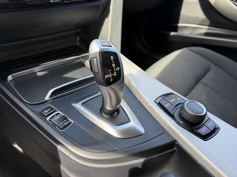 BMW Řada 3 (2018) 318i 100 kw / automat - fotka 14 z 17