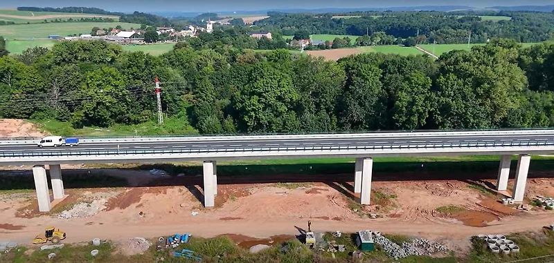 Obchvat Jaroměře z ptačí perspektivy. Průlet nad stavbou před dokončením.