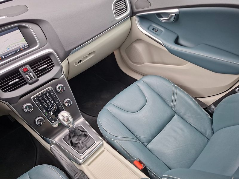 Volvo V40 (2012) 2.0D3 110kW AUT -1.MAJITEL - fotka 14 z 38