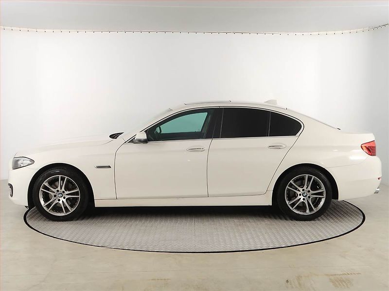 BMW Řada 5 (2013) 520d xDrive, 4X4, Automat - fotka 3 z 20