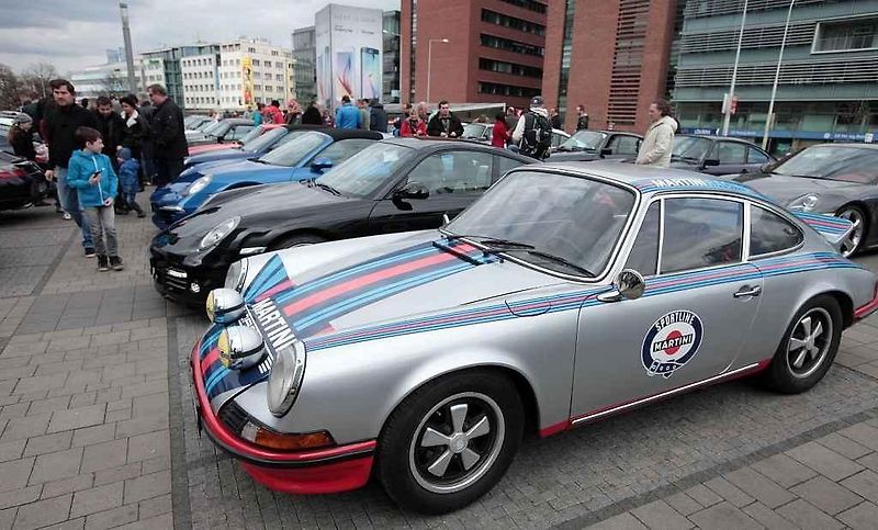 Sraz automobilů Porsche 911, parkoviště u obchodního centra Arkády 18. dubna.