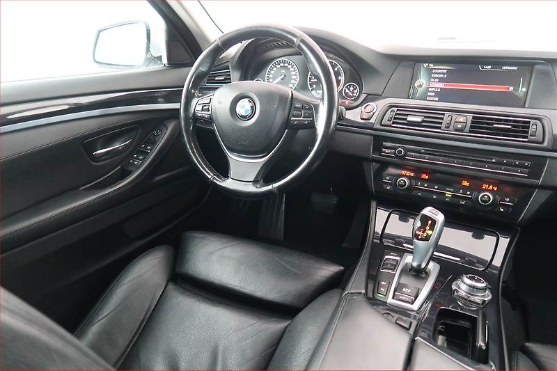 BMW Řada 5 (2013) Modern Line 530d xDrive, 4X4 - fotka 7 z 23