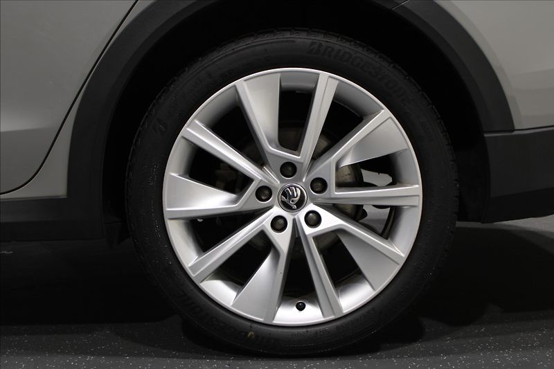 Škoda Octavia 2,0 TDI Scout 4x4 DSG 1.majite - fotka 39 z 40