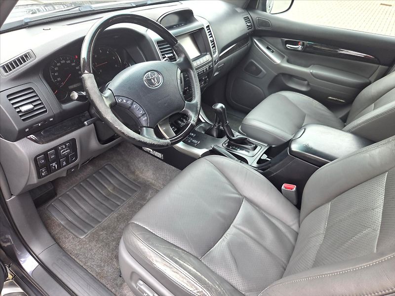 Toyota Land Cruiser 3,0 D-4D 127kW 8-míst ČR 1.maj - fotka 9 z 29