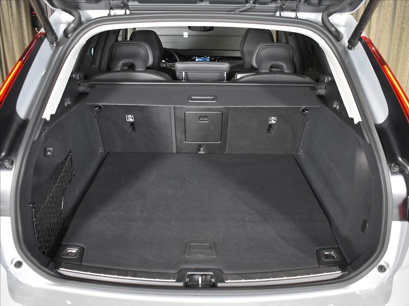 Volvo XC60 2,0 T6 AWD Plus - fotka 10 z 24