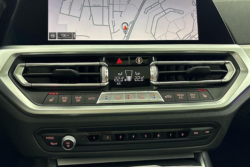 BMW Řada 3 320d xDrive - fotka 21 z 27