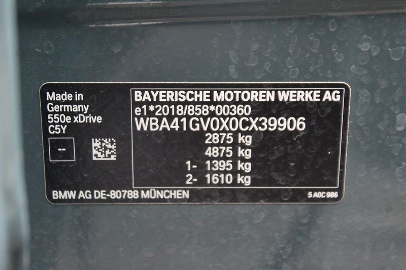 BMW Řada 5 550e xDrive - fotka 26 z 26