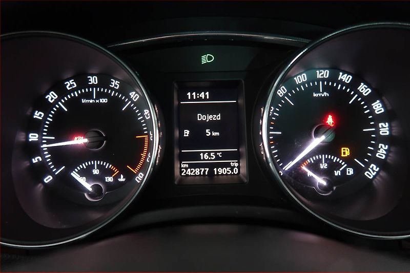 Škoda Superb (2012) Elegance 2.0 TDI, Xenony - fotka 11 z 17