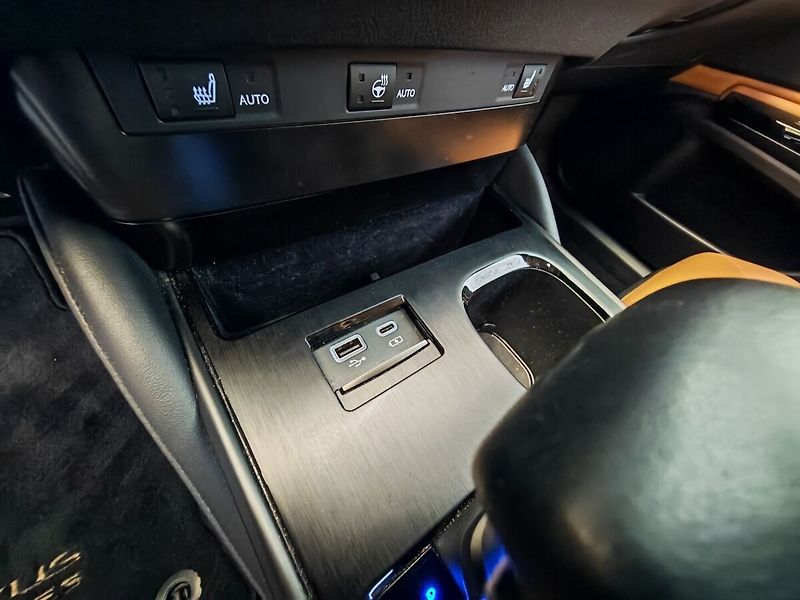 Lexus ES 300h Limited Edition - fotka 34 z 37