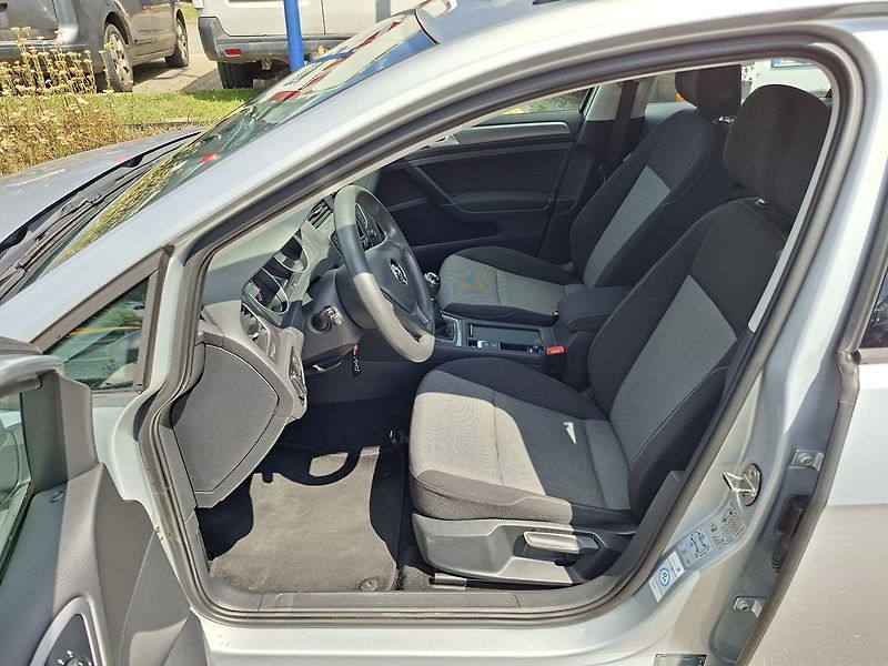 Volkswagen Golf 1,6 TDI 110k M5 - fotka 12 z 25