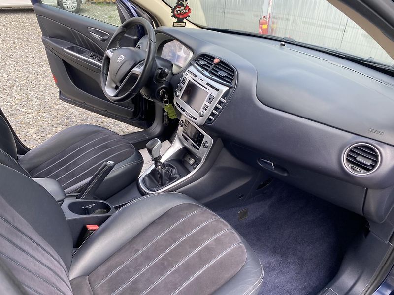 Lancia Delta 2.0JTD 165PS SPORT NAVI SERVIS - fotka 139 z 169
