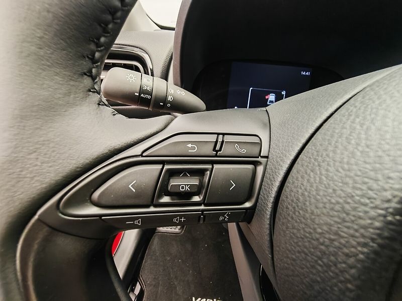 Toyota Yaris 1.5 Hybrid Style - fotka 21 z 29