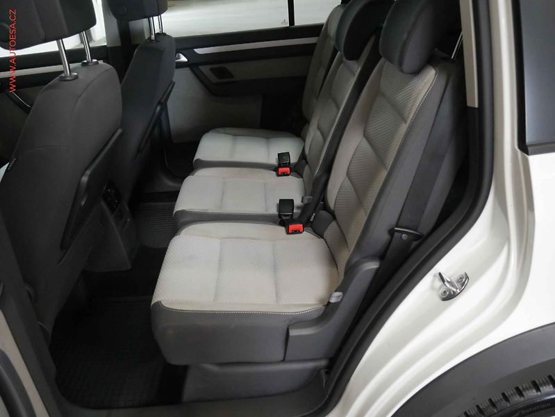 Volkswagen Touran (2014) 1.6 TDi, ČR, STK7/28 - fotka 10 z 20