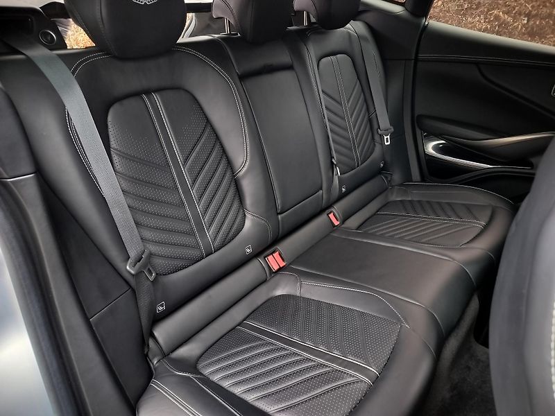Aston Martin DBX 707 23