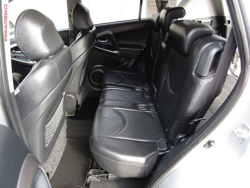Toyota RAV4 (2007) 2.2. D-CAT 4x4, AC, kůže - fotka 10 z 23