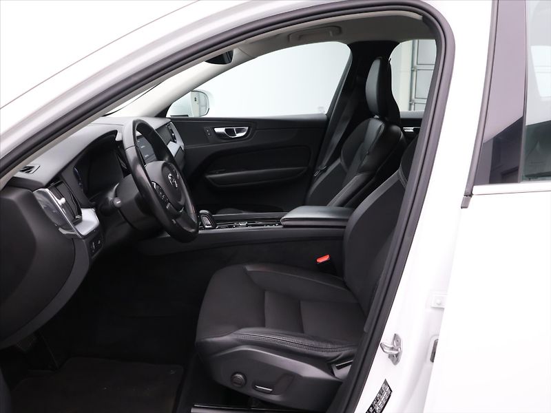 Volvo XC60 2,0 B4 Drive-E MomentumPro AWD - fotka 11 z 28