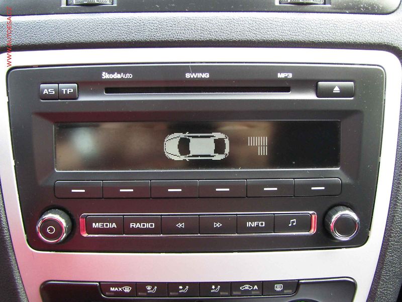 Škoda Octavia (2009) 1.6 TDi, Ambiente, xenon - fotka 14 z 17