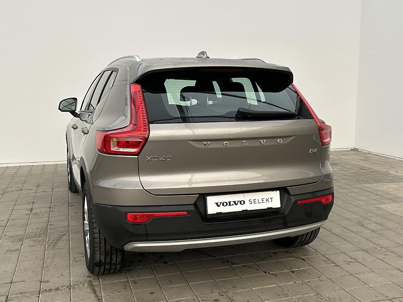 Volvo XC40 2.0  B4 Momentum Pro - fotka 7 z 31