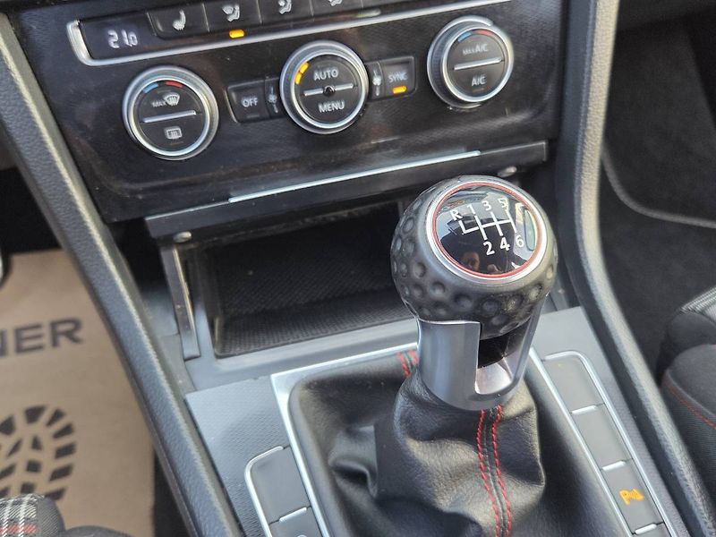 Volkswagen Golf 2.0 GTI - fotka 27 z 49
