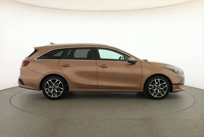 Kia Ceed (2022) Top 1.5 T-GDI - fotka 6 z 21