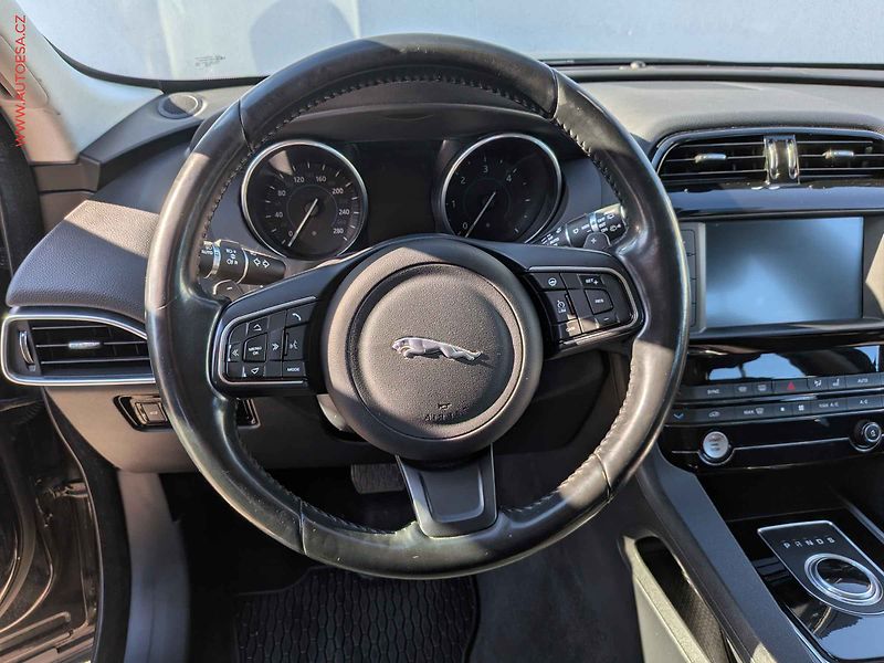 Jaguar F-Pace (2016) 2.0D 4x4, ČR, AT, navi, bixen - fotka 13 z 17