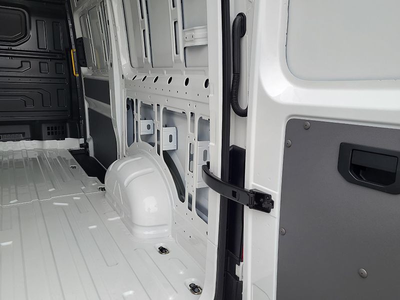 Volkswagen Crafter (2026) Skříň 35, 103KW 6G SR 10km - fotka 25 z 27