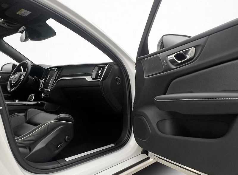 Volvo S60 Recharge T8 AWD R Kam Pano Taž - fotka 16 z 33
