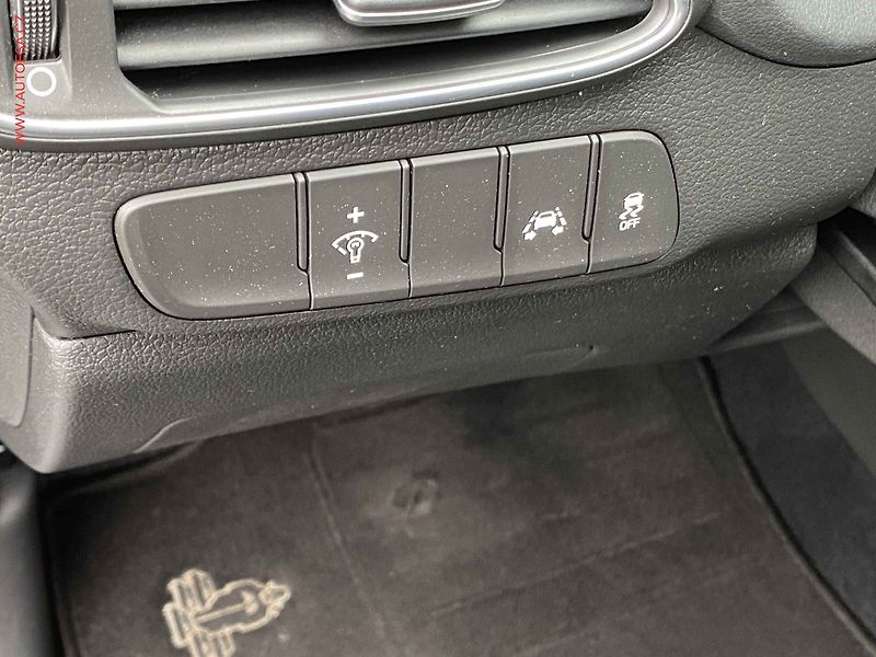 Hyundai i30 (2017) 1.0 T-GDi, Style, LED, kamera - fotka 12 z 17