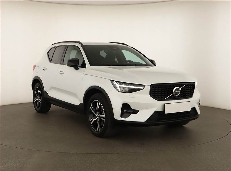 Volvo XC40 (2023) B3 - fotka 1 z 18