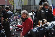 Třeboňské Masarykovo náměstí bylo motorkami doslova našlapané. Stovkám strojů požehnal tamní kaplan Jiří Kalaš.