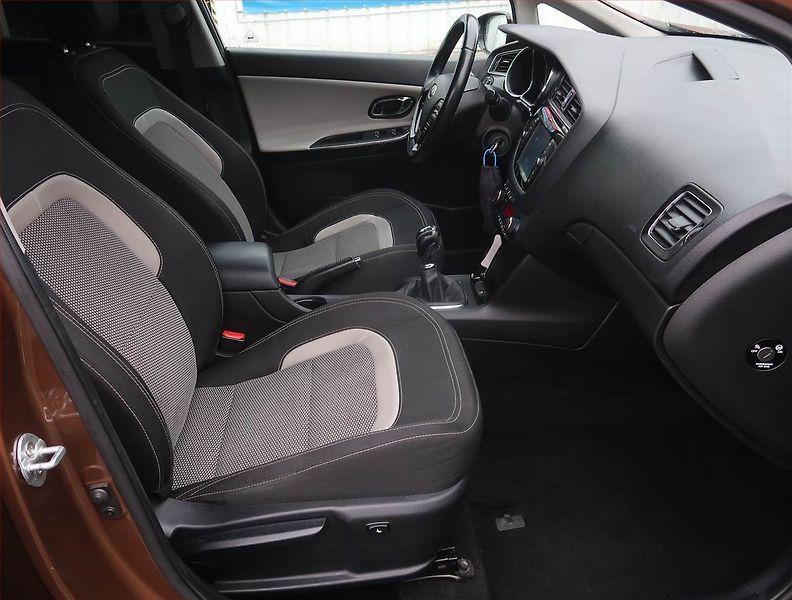 Kia Ceed (2017) Premium 1.6 CRDi, Serv.kniha - fotka 9 z 20