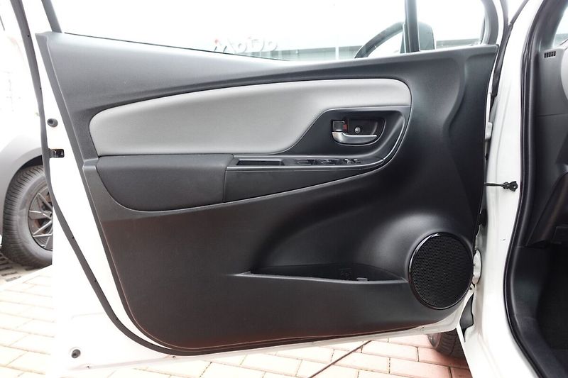 Toyota Yaris 1.33 VVT-i Multidrive S Bi-ton - fotka 8 z 28