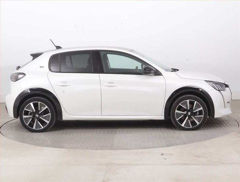 Peugeot 208 (2021) e-GT 50 kWh, SoH 86%, Automat - fotka 6 z 19
