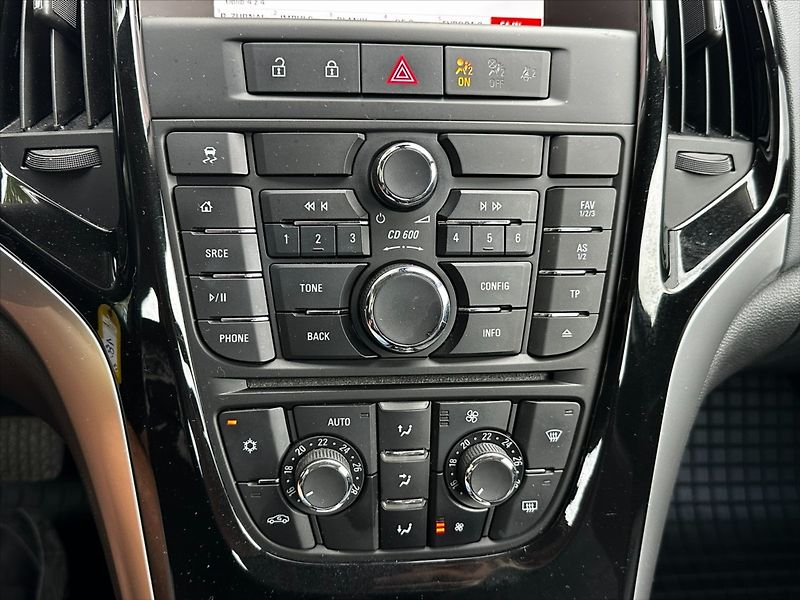 Opel Astra 1,4 103 kW TURBO automat, CZ - fotka 24 z 36