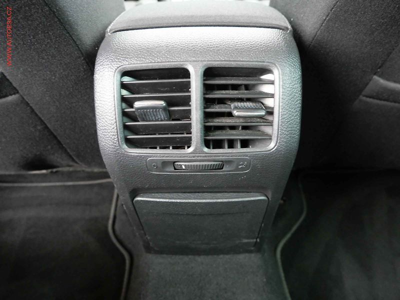 Volkswagen Golf (2011) 1.6 TDi, Comfortline, DSG - fotka 17 z 19