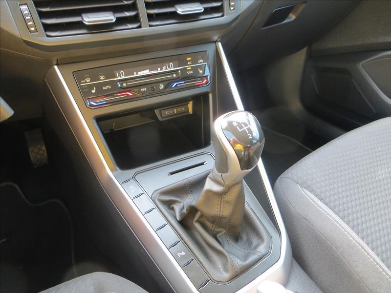 Volkswagen Polo 1,0 TSI 70kW Virtual+Digiklima - fotka 12 z 21