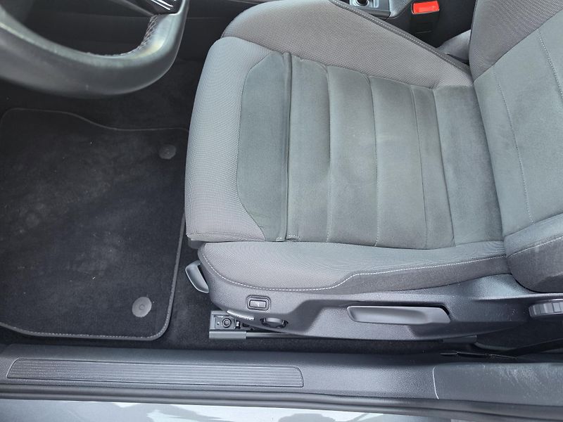 Volkswagen Golf 1.5 TSI 96kw Led  Kuže Navi - fotka 16 z 17
