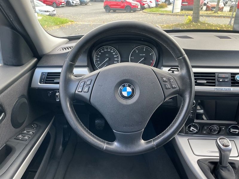 BMW Řada 3 320d Touring - fotka 16 z 30