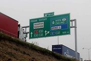 Provoz a práce na rozšiřování D1 u Brna mezi 194. a 196. kilometrem.