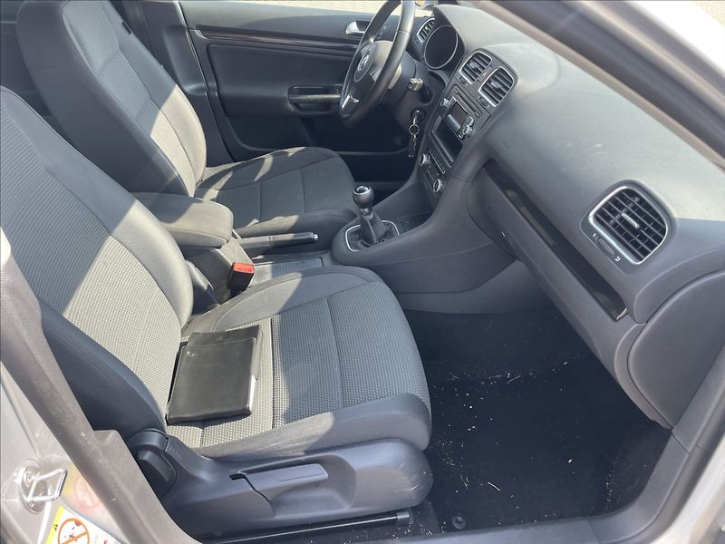 Volkswagen Golf 1,4 TSi 90kw Variant po rozvod - fotka 38 z 38