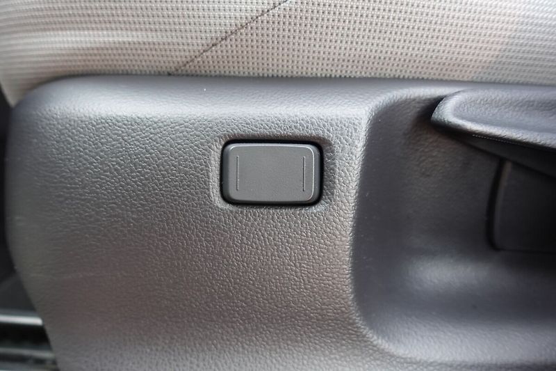 Toyota Corolla Cross 1,8 HEV Comfort Tech FWD - fotka 19 z 33