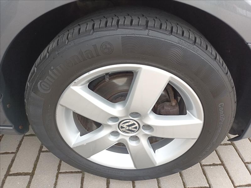 Volkswagen Golf 1,2 TSI,SERVIS,VÝHŘEV,PARKING - fotka 22 z 44